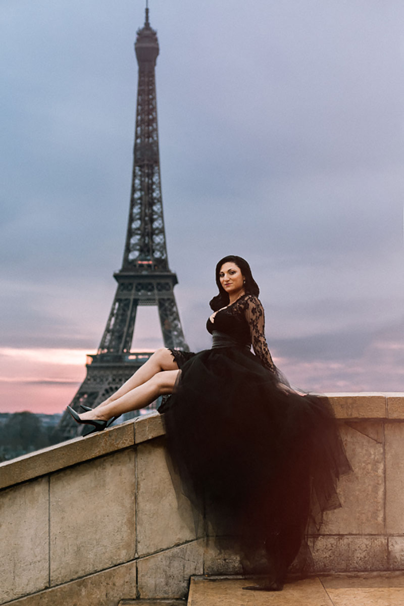 Laura photographed by Rachel Calvo Portraits Paris Solo travel birthday photo shoot lifestyle in Paris glam
